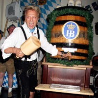 Die wenigsten Schl&auml;ge, mit denen das 1. Bierfass der Wiesn jemals angestochen wurde, waren&hellip; ?
