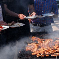 Einen gro&szlig;en Grill, der aus Garkammer und Feuerbox besteht nennt man auch...?