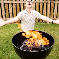 Um mit dem Grillen so richtig loslegen zu können, sollte die Holzkohle...?